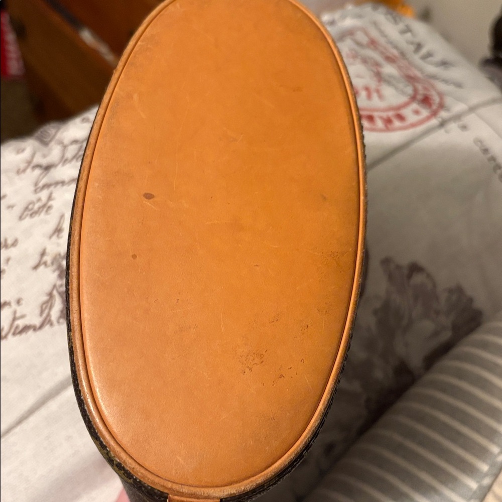 Louis Vuitton Monogram 23.75"
Height: 8.25"
Width: 10"
Depth: 4.25" - Picture 8 of 10
